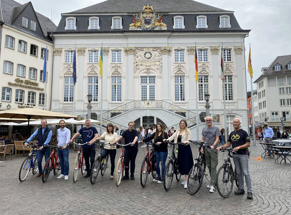 Radfahrende vor dem Alten Rathaus Bonn