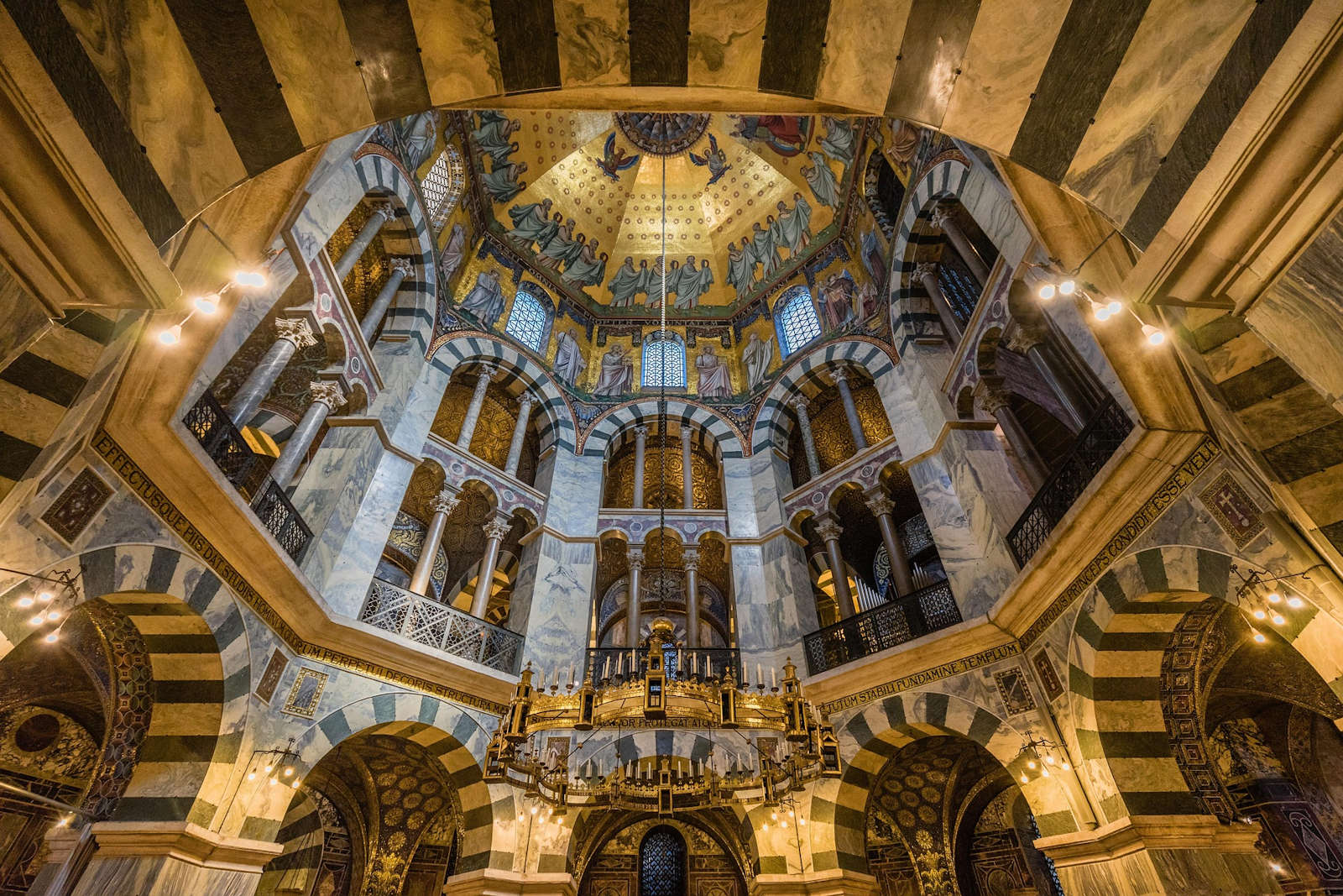 Innenansicht Aachener Dom zur Weihnachtszeit