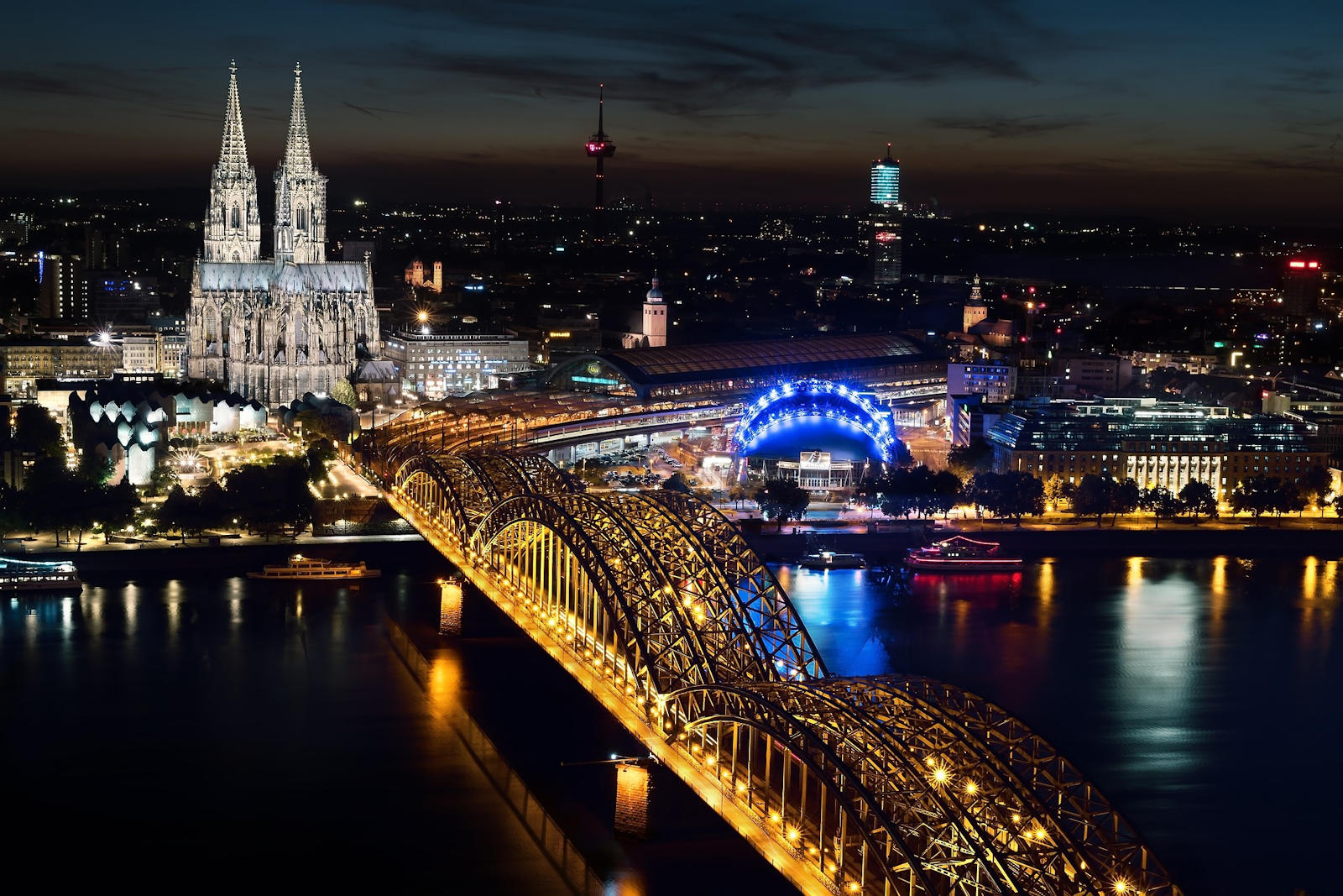 Köln zur Winterzeit, Weihnachtsmärkte in der Domstadt, Panorama des winterlichen Köln zur Abendzeit