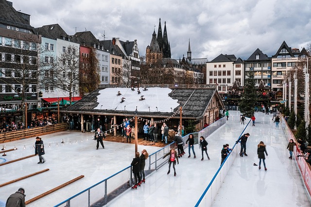 Weihnachtsmarkt Heumarkt mit Eisebahn Köln