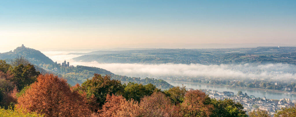 Der Rhein bei Königswinter mit Drachenfels und Nebel