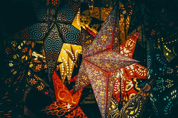 Weihnachtsmarkt Aachen gebastelte Sterne am Stand
