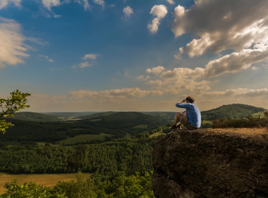 Auszeit Momente im Rheinland, ein Mann blickt in die Weite der rheinischen Gebirgslandschaft