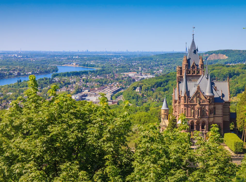 Tourismus im Rheinland: Das Foto zeigt Schloss Drachenburg Königswinter mit Blick auf die Städte Bonn und Köln sowie den Rhein