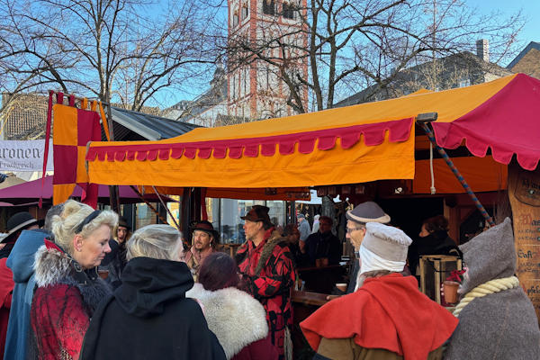 Mittelalterlicher Weihnachtsmarkt Siegburg historische Gewänder