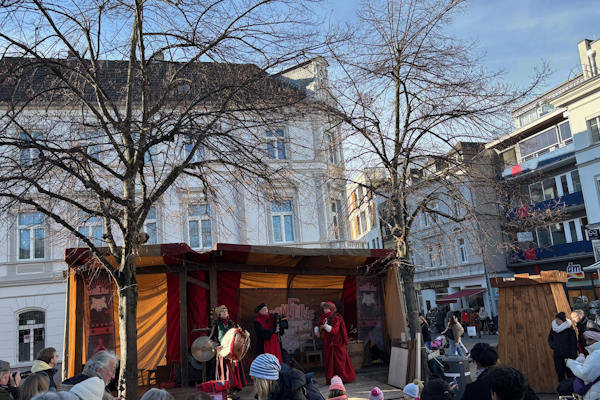 Mittelalterlicher Weihnachtsmarkt Siegburg Aufführung eines mittelalterlichen Schauspiels
