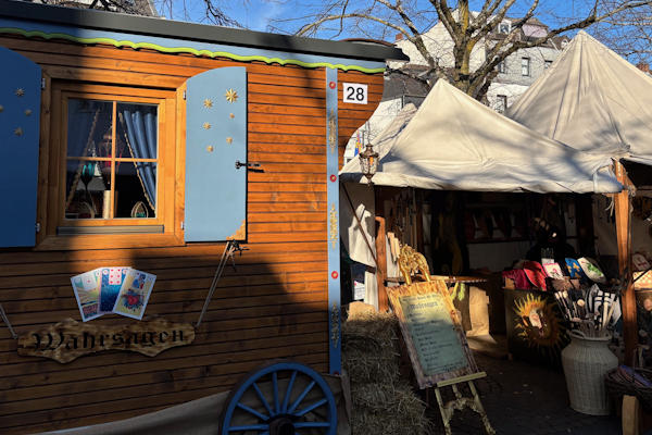 Mittelalterlicher Weihnachtsmarkt Siegburg Wagen einer Wahrsagerin