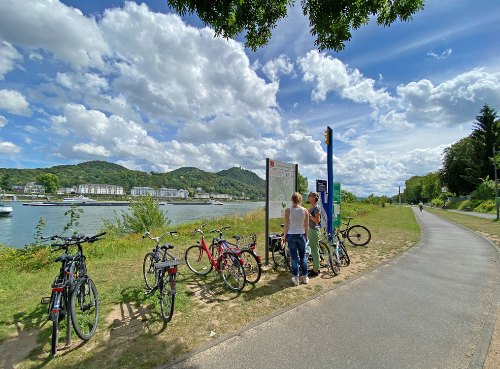 Rheinradweg vor Königswinter, Blick auf das Siebengebirge mit dem Rhein und einem Rheinschiff