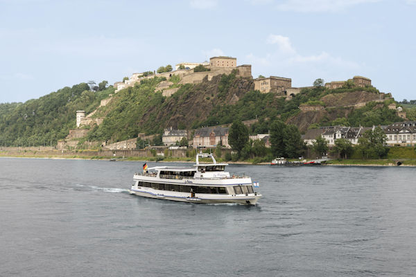 Das Schiff La Paloma vor der Festung Ehrenbreitstein in Koblenz