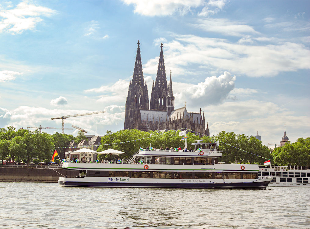 Das Schiff MS RheinLand mit dem Kölner Dom im Hintergrund
