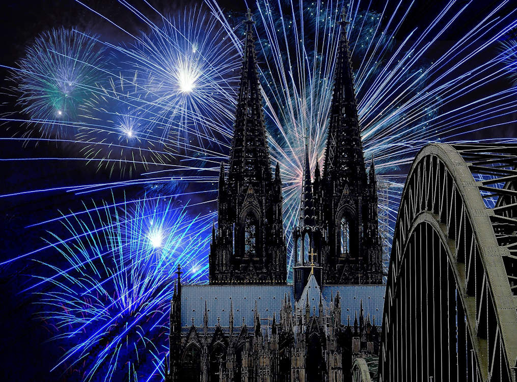 Kölner Lichter, Kölner Dom mit Feuerwerk im Hintergrund